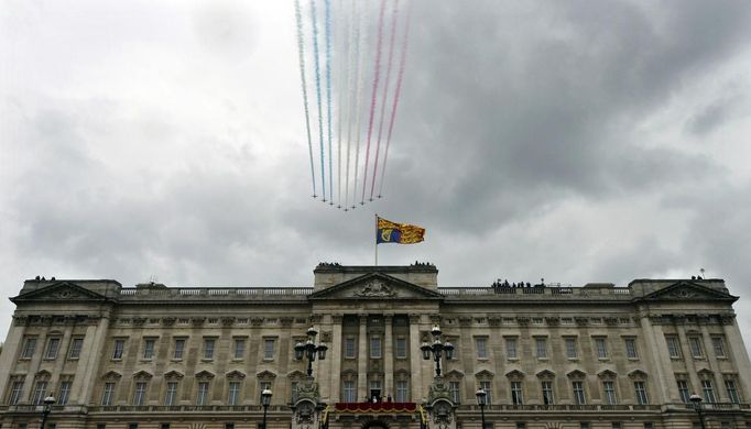 The Red Arrows perform a flypast as Britain's Queen Elizabeth stands with members of her family on the balcony at Buckingham Palace to mark her Diamond Jubilee in central London June 5, 2012. Four days of nationwide celebrations during which millions of people have turned out to mark the Queen's Diamond Jubilee conclude on Tuesday with a church service and carriage procession through central London. REUTERS/Toby Melville (BRITAIN - Tags: ANNIVERSARY SOCIETY ROYALS ENTERTAINMENT MILITARY) Published: Čer. 5, 2012, 3:08 odp.