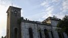 A Native Indian man protests on the roof of the Brazilian Indian Museum in Rio de Janeiro March 22, 2013. Brazilian military police took position early morning outside the Indian museum, where a native Indian community of around 30 individuals who have been living in the abandoned Indian Museum since 2006. Indians were summoned to leave the museum in 72 hours by court officials since last week, local media reported. The group is fighting against the destruction of the museum, which is next to the Maracana Stadium. REUTERS/Ricardo Moraes (BRAZIL - Tags: POLITICS MILITARY CIVIL UNREST) Published: Bře. 22, 2013, 12:44 odp.