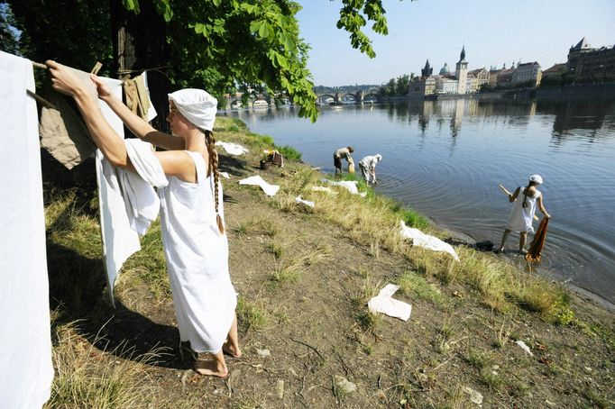 Záběr z retro pojaté akce, během níž pradlenky na Střeleckém ostrově dokreslovaly dobovou atmosféru dávných časů. Rok 2008