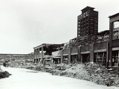 Rozbombardovaná továrna Opelu.