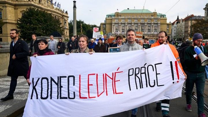 Protestu proti nedostatečnému financování univerzit se v Praze účastnily stovky lidí