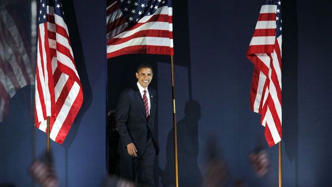 Vítěz prezidentských voleb Barack Obama se chystá vystoupit před svými voliči.