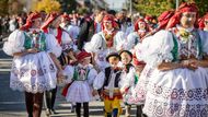 V sobotu jsou hlavními postavami mladí stárci, což je svobodný pár. V neděli se poté vše odehrává kolem starých stárků, tedy manželského páru.