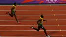 Jamajský sprinter Usain Bolt slaví vítězství ve sprintu na 200 metrů na OH 2012 v Londýně.