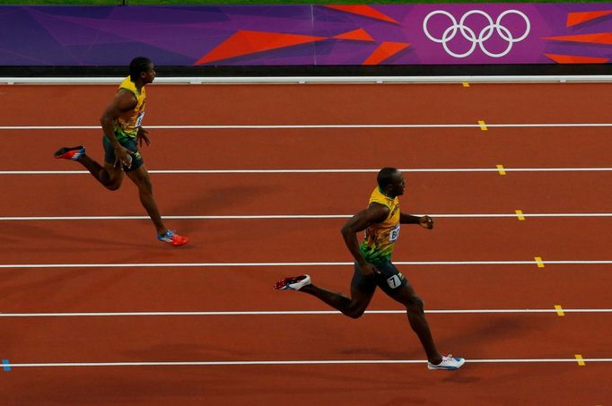 Jamajský sprinter Usain Bolt slaví vítězství ve sprintu na 200 metrů na OH 2012 v Londýně.