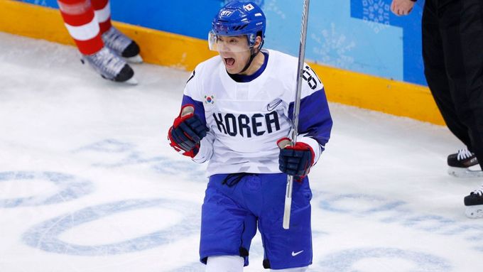 Min-Ho Čo oslavuje svůj gól proti českým hokejistům na olympiádě 2018.