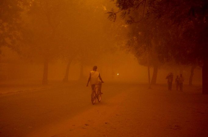 Niger. A sandstorm rolls in across Niamey, the capital of Niger, cutting out the sun and imersing the city in a strange red light. 4/6/12. Credit: The Times Online rights must be cleared by N.I.Syndication