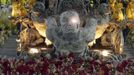 Revellers dance around a float of the Inocentes de Belford Roxo samba school on the first night of the annual carnival parade in Rio de Janeiro's Sambadrome, February 10, 2013. REUTERS/Ricardo Moraes (BRAZIL - Tags: SOCIETY TPX IMAGES OF THE DAY) Published: Úno. 11, 2013, 12:52 dop.