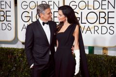 Georgi Clooneymu s manželkou se narodila dvojčata, pojmenovali je Ella a Alexander