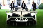 Nejvíce peněz přinesla aukce sedmého z devíti vyrobených Lamborghini Veneno s otevřenou karoserií. Unikátní supersport přišel nového majitele na 8,28 milionu švýcarských franků, v přepočtu necelých 195 milionů korun.