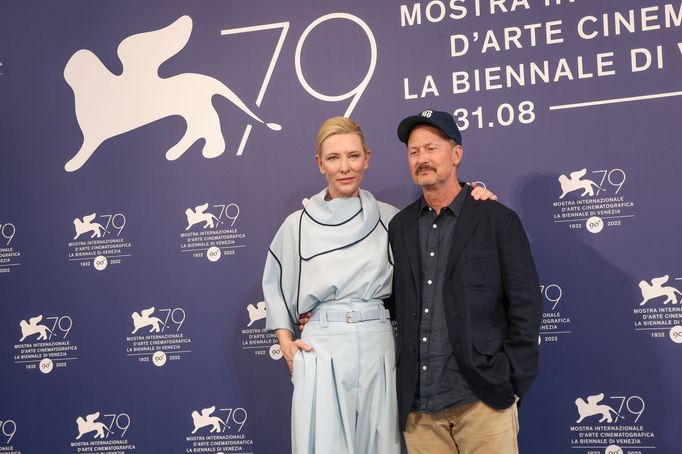 Cate Blanchett a režisér Todd Field na Benátském filmovém festivalu.