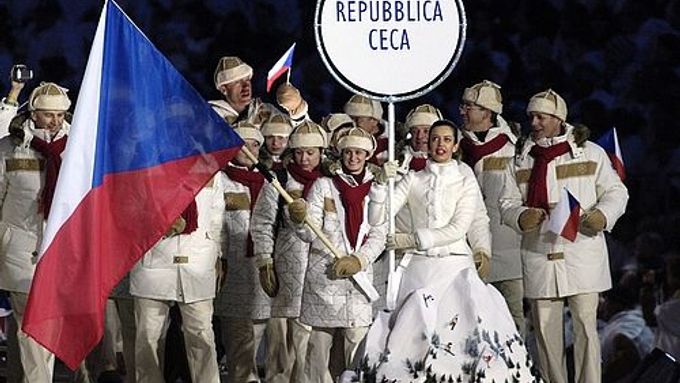 Martina Sáblíková nesla českou vlajku na zahajovacím ceremoniálu her v Turíně.