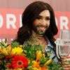 Conchita Wurst pózuje s cenou na tiskové konferenci ve Vídni