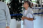 Izrael deportoval Gretu i dalších 171 aktivistů z flotily do Řecka, o Češce mlčí