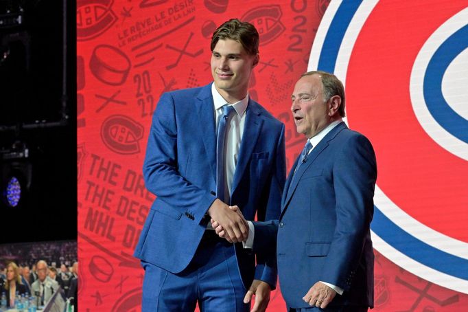 Juraj Slafkovský (první muž draftu 2022) s komisionářem NHL Garym Bettmanem.