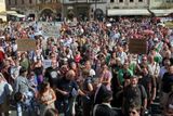 Myslí si to sto šedesát tisíc lidí podepsaných pod peticí i dvě stovky demonstrantů na Staroměstském náměstí.