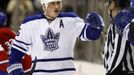 Český hokejista Tomáš Kaberle z Toronta Maple Leafs v utkání NHL 2011/12 s Montrealem Canadiens.