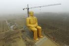 V Číně vyrostla obří socha Mao Ce-tunga. Velký vůdce zamyšleně hledí do dáli