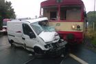Dodávku na Trutnovsku srazil na přejezdu vlak, tři lidé jsou zranění