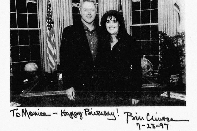 Fotografie prezidenta Clintona s osobním věnováním Monice Lewinské k jejím narozeninám, Oválná pracovna v Bílém domě, 23. 7. 1997