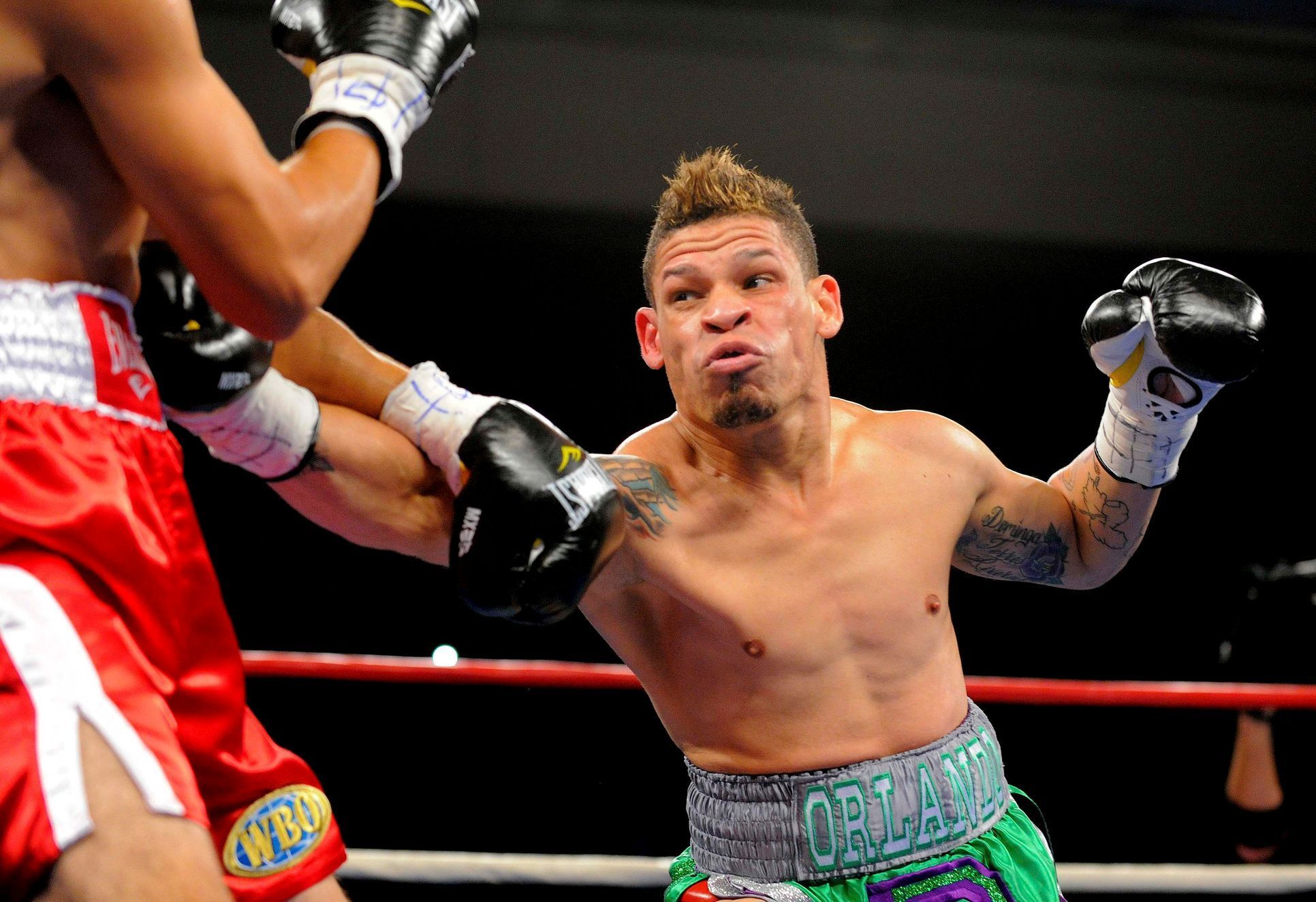 Portorický boxer Orlando Cruz v souboji s Mexičanem Jorge Pazosem během zápasu i mistra světa WBO NABO v muší váze.