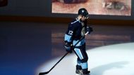 JAROME IGINLA: Dlouholetý kapitán Calgary Flames odešel před uzávěrkou přestupů do Pittsburghu s jediným cílem: vyhrát Stanley Cup. To se mu ale nepovedlo, přestože samotný šestatřicetiletý veterán si nevedl v novém klubu vůbec špatně - i s play off nasbíral v 28 zápasech slušných 23 bodů. Je možné, že u "Tučňáků" zůstane. Ať tomu tak bude nebo ne, jasné je, že bude muset hodně slevit z dosavadních sedmi milionů ročně.