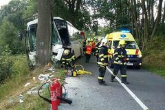 Na Olomoucku narazil linkový autobus do stromu, zraněno je jedenáct lidí