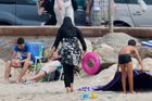Francouzi se přou o muslimské plavky. Zákaz jen nahrává islamistům, tvrdí experti
