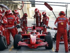 Pilot formule 1 stáje Ferrari Felipe Massa v depu při testování na okruhu v Bahrajnu.