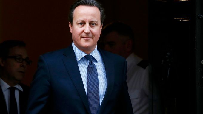 David Cameron při cestě do Parlamentu.