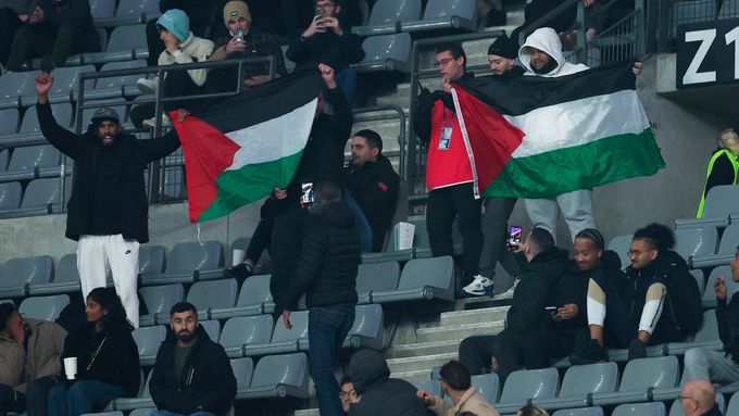 Diváci s palestinskými vlajkami na utkání v Paříži