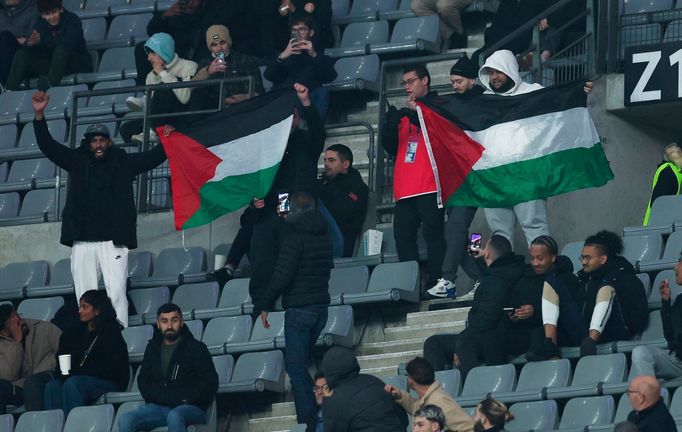 Diváci s palestinskými vlajkami na utkání v Paříži