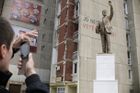 Clinton odhalil v kosovské Prištině sochu sebe sama