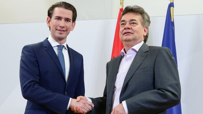 Předseda rakouských lidovců (ÖVP) Sebastian Kurz a šéf zelených Werner Kogler