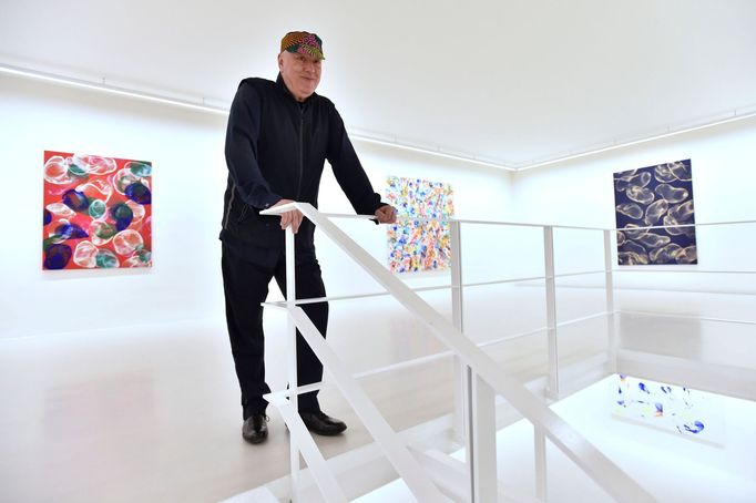 Jiří Georg Dokoupil na své výstavě v Kalina Gallery.