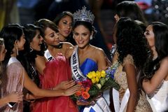 Nová Miss Universe je z Filipín. Moderátor nejprve kráskou vesmíru chybně vyhlásil Kolumbijku