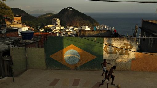 Children play soccer at a square at a favela in Rio de Janeiro February 22, 2013. REUTERS/Pilar Olivares (BRAZIL - Tags: SOCIETY SPORT SOCCER) Published: Úno. 23, 2013, 1:36 dop.