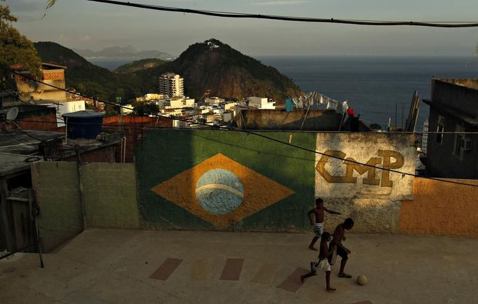 Children play soccer at a square at a favela in Rio de Janeiro February 22, 2013. REUTERS/Pilar Olivares (BRAZIL - Tags: SOCIETY SPORT SOCCER) Published: Úno. 23, 2013, 1:36 dop.