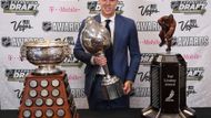 Connor McDavid s Art Ross Trophy, Hart Trophy a Ted Lindsay Award. Tedy s trofejemi pro vítěze produktivity a pro nejlepšího hráe dle novinářů a samotných hráčů.