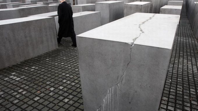 Památník obětem holocaustu se drolí, čas vyhlodal do monolitů jizvy. Velký šrám teď utrpěly i americké fondy, jejichž peníze měly sloužit obětem války.
