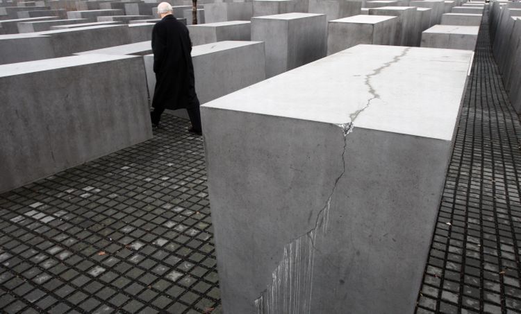 Památník obětem Holocaustu se drolí