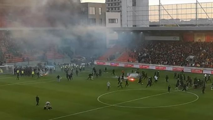 Bitka fanoušků Slovanu a Trnavy na trávníku