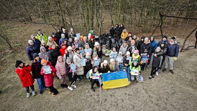 Do akce Ukliďmě Česko se v Radouči zapojilo asi 65 ukrajinských dobrovolníků.
