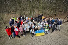 Foto: Ukrajinci se zapojili do akce Ukliďme Česko, pročistili chráněné území Radouče