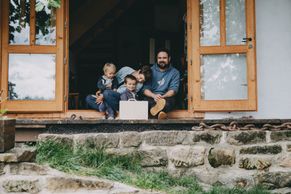 Dům podnikatele od poloslepého stavaře překvapí. Málem ho zničila exmajitelka