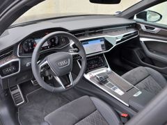 Zpracování interiéru je v Audi tradičně špičkové. Na ovládání pomocí dvojice dotykových displejů se dá velice rychle zvyknout.