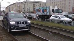 Řidič v Moskvě se snaží vyhnout zácpě po tramvajových kolejích