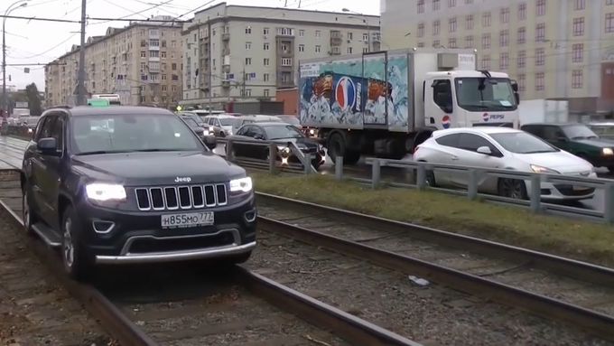 Dopravní chaos v Moskvě patří mezi největší na světě. Aktivisté v něm nasazují proti neukázněným řidičům kamery a vlastní těla.