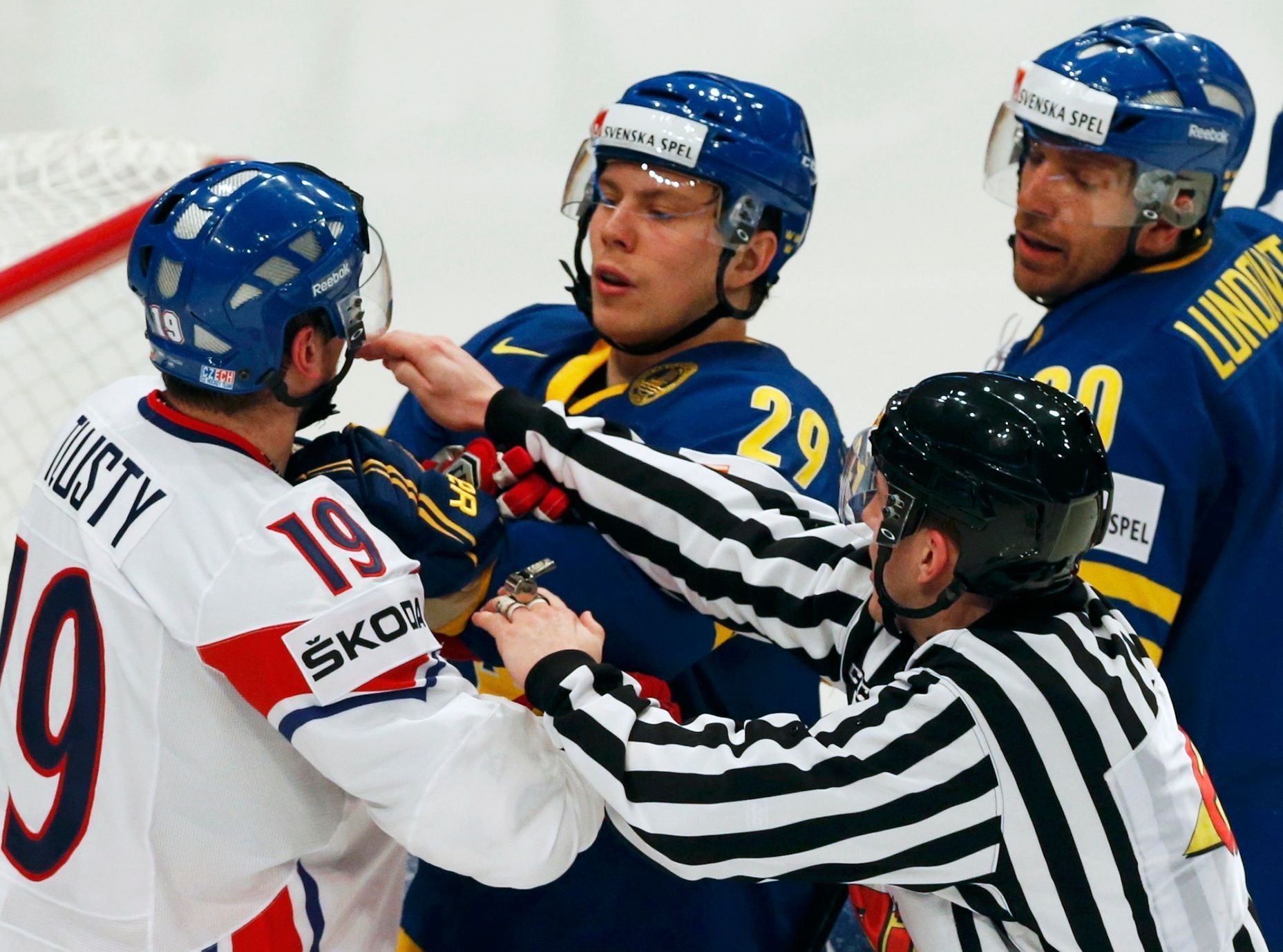 MS v hokeji 2013, Česko - Švédsko: Jiří Tlustý - Erik Gustafsson