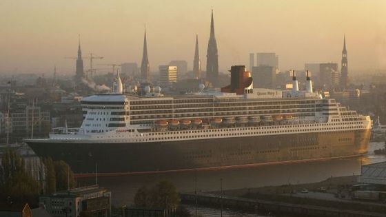 Queen Mary 2 na servisní prohlídce v Hamburku